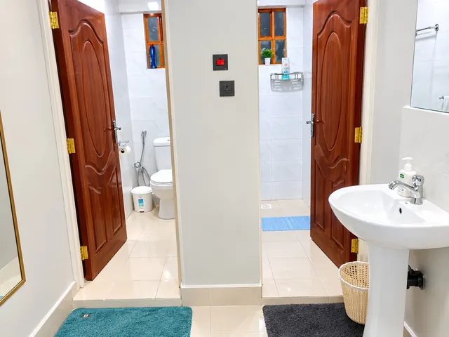 Bathroom with separate shower in the Safaree Airbnb, Nyahururu
